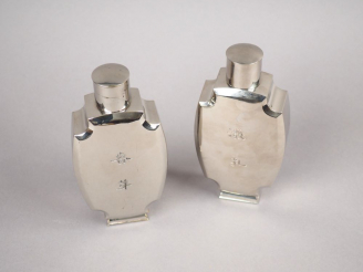 Vente aux enchères Paire de gourdes en métal argenté. Chine, vers 1880-1900. H. 19 cm