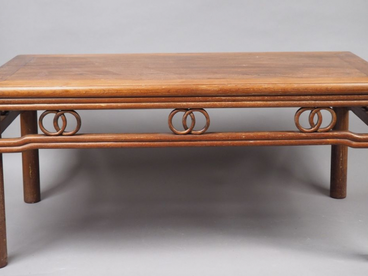 Table basse rectangulaire en bois d'orme ou jumu à ceinture ajourée or