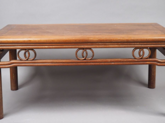 Vente aux enchères Table basse rectangulaire en bois d'orme ou jumu à ceinture ajourée or