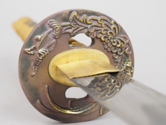 Vente aux enchères Copie d'un Katana à lame au mune souligné de chaque côté par une longu