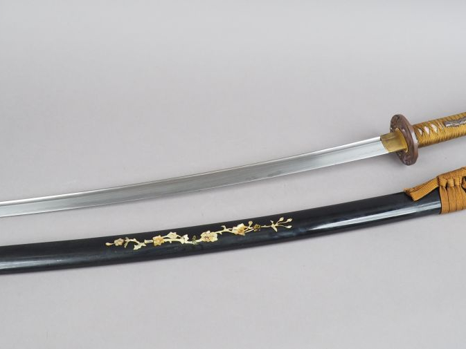 Copie d'un Katana à lame au mune souligné de chaque côté par une longu