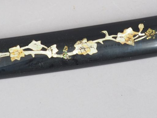 Copie d'un Katana à lame au mune souligné de chaque côté par une longu