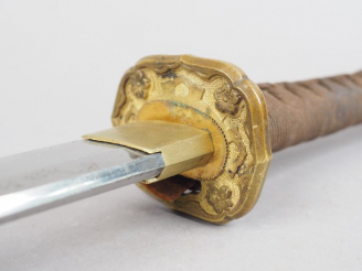 Vente aux enchères Katana à lame de type shinogi-zukuri, gunome hamon, nakago à un mekugi