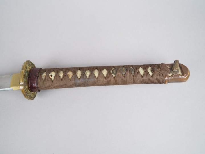 Katana à lame de type shinogi-zukuri, gunome hamon, nakago à un mekugi