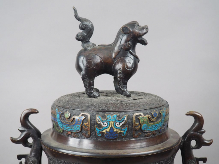 Important brûle-parfum reposant sur trois têtes d'éléphant en bronze e