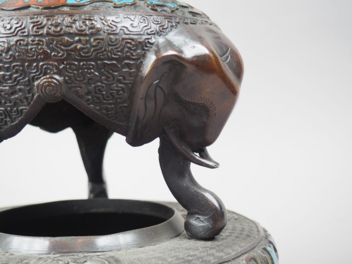 Important brûle-parfum reposant sur trois têtes d'éléphant en bronze e