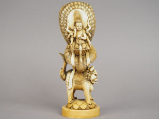 Vente aux enchères Okimono en ivoire représentant la divinité Skanda sur un paon perché s