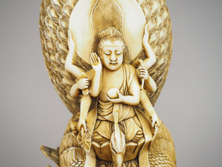 Okimono en ivoire représentant la divinité Skanda sur un paon perché s