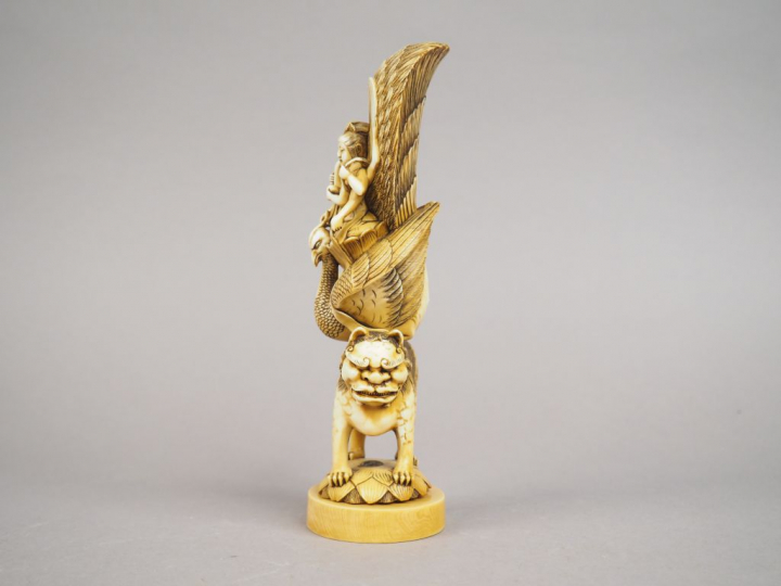 Okimono en ivoire représentant la divinité Skanda sur un paon perché s