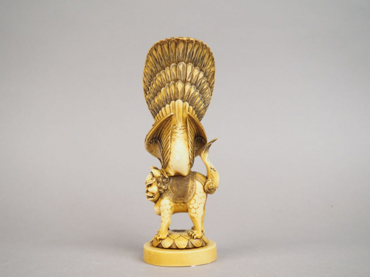 Okimono en ivoire représentant la divinité Skanda sur un paon perché s