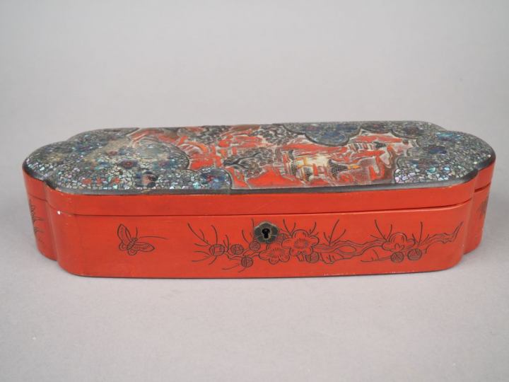 Coffret en bois laqué brun et rouge orné d'un motif de fleurs en nacre