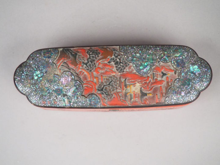 Coffret en bois laqué brun et rouge orné d'un motif de fleurs en nacre