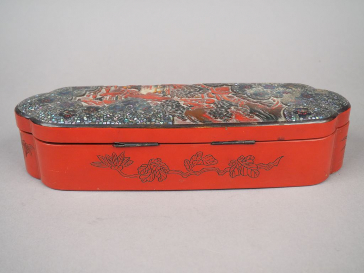 Coffret en bois laqué brun et rouge orné d'un motif de fleurs en nacre
