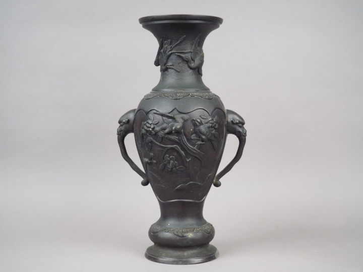 Vase de forme balustre en bronze à patine brune, décor en relief d'ois
