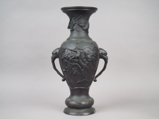 Vente aux enchères Vase de forme balustre en bronze à patine brune, décor en relief d'ois