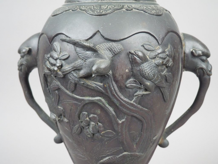 Vase de forme balustre en bronze à patine brune, décor en relief d'ois