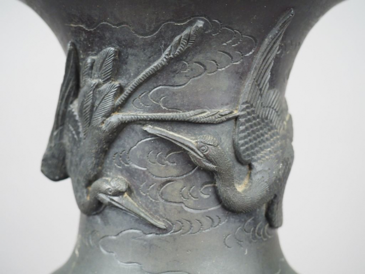Vase de forme balustre en bronze à patine brune, décor en relief d'ois