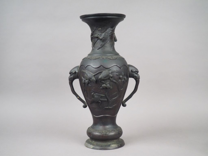 Vase de forme balustre en bronze à patine brune, décor en relief d'ois