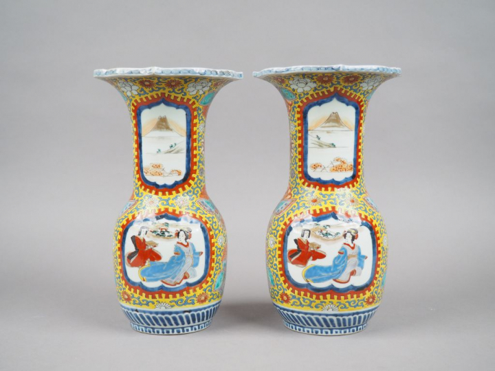 Paire de vases col floriforme en porcelaine d'Imari, représentant une 