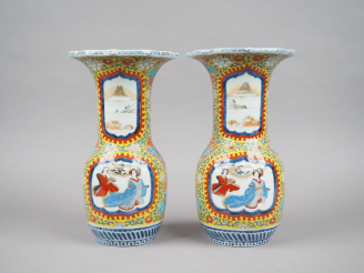 Vente aux enchères Paire de vases col floriforme en porcelaine d'Imari, représentant une 