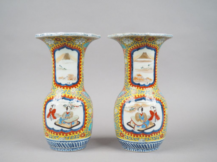 Paire de vases col floriforme en porcelaine d'Imari, représentant une 