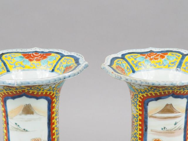 Paire de vases col floriforme en porcelaine d'Imari, représentant une 