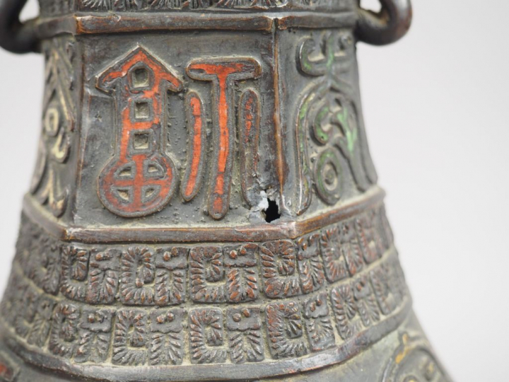 Paire de vases de forme Hu en bronze, à décor en émaux champlevés de m