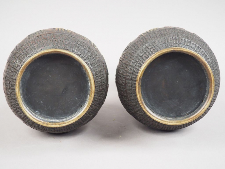 Paire de vases de forme Hu en bronze, à décor en émaux champlevés de m