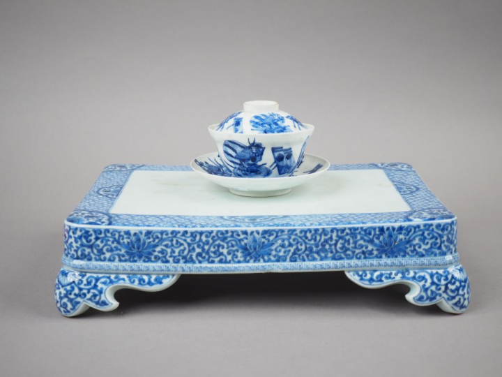 Petite table présentoir en porcelaine blanche, à décor en bleu de fleu
