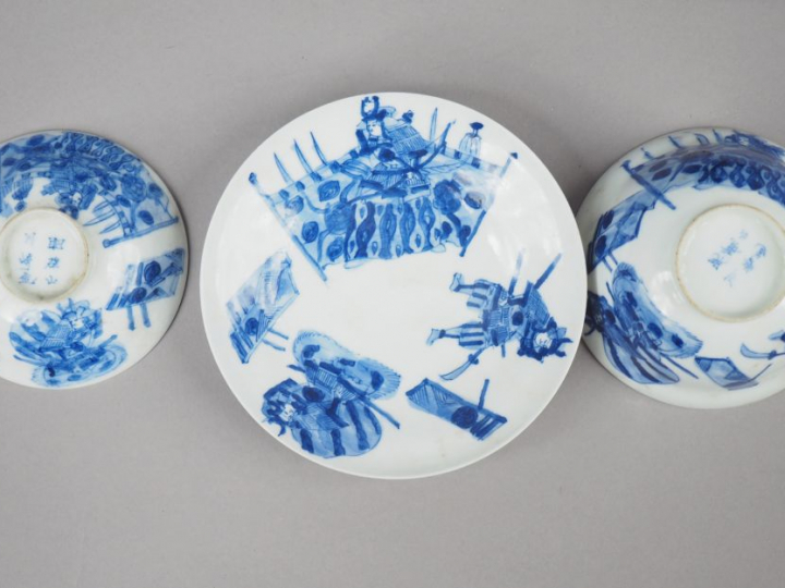 Petite table présentoir en porcelaine blanche, à décor en bleu de fleu