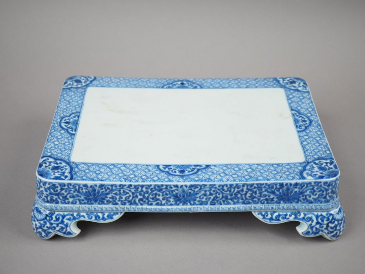 Petite table présentoir en porcelaine blanche, à décor en bleu de fleu