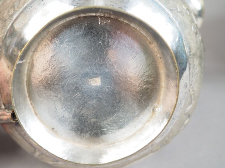 Service à thé en cuivre argenté comprenant une théière, un pot à lait 
