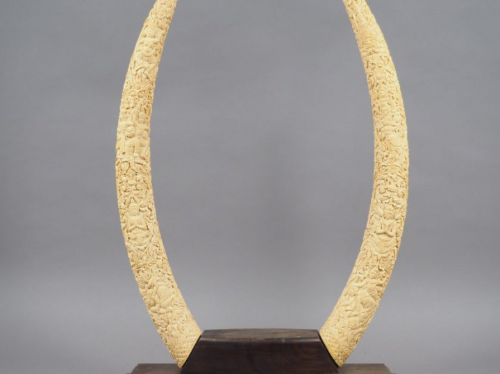 Paire de défenses d'éléphant sculptées de danseurs évoquant des scènes