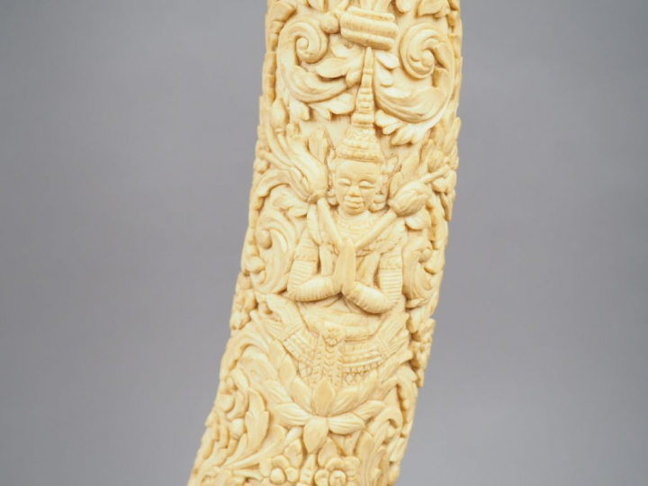Paire de défenses d'éléphant sculptées de danseurs évoquant des scènes