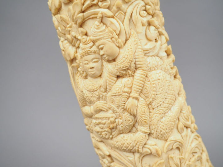 Paire de défenses d'éléphant sculptées de danseurs évoquant des scènes