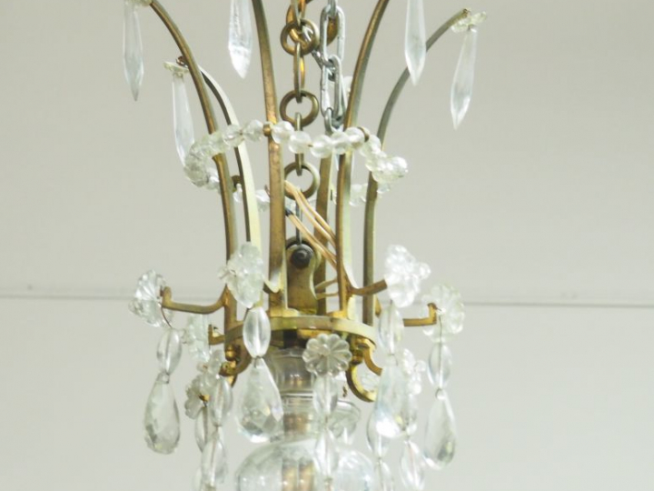 	Lustre de style Louis XIV à pampilles en bronze et cristal éclairant 