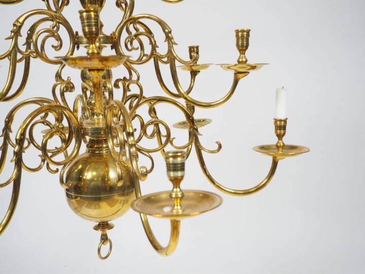 Lustre de style hollandais en laiton, à trois couronnes de lumières. H