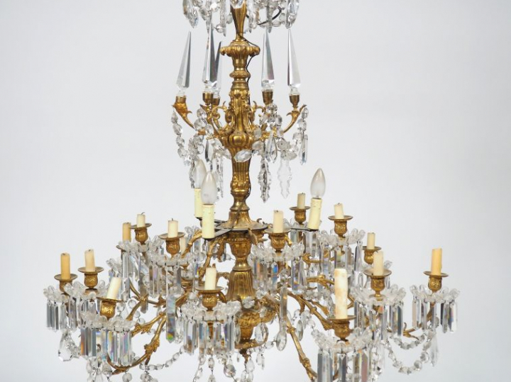 Grand lustre à pampilles en bronze doré et cristal éclairant à 21 lumi