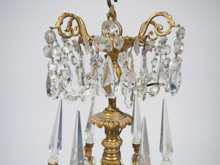 Grand lustre à pampilles en bronze doré et cristal éclairant à 21 lumi