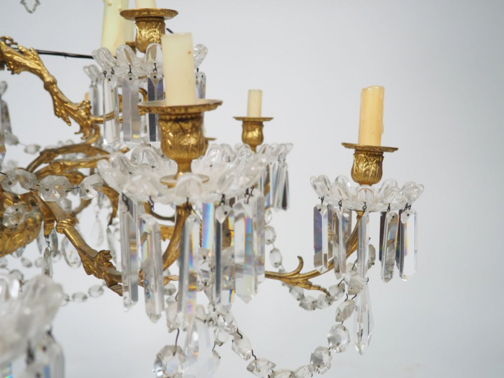 Grand lustre à pampilles en bronze doré et cristal éclairant à 21 lumi
