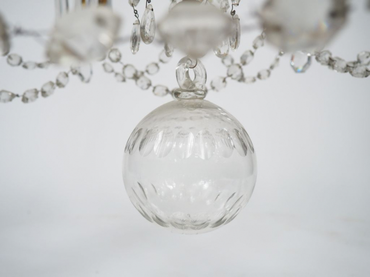 Grand lustre à pampilles en bronze doré et cristal éclairant à 21 lumi