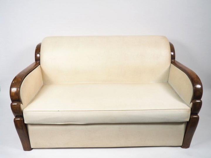 Canapé 1940 en bois naturel, garniture de skai blanc. Dim. : 145 x 85 