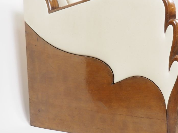 Canapé 1940 en bois naturel, garniture de skai blanc. Dim. : 145 x 85 