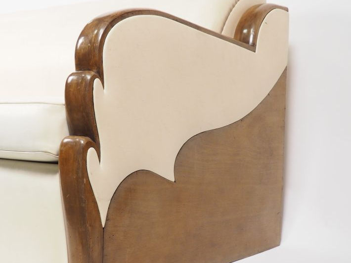 Canapé 1940 en bois naturel, garniture de skai blanc. Dim. : 145 x 85 