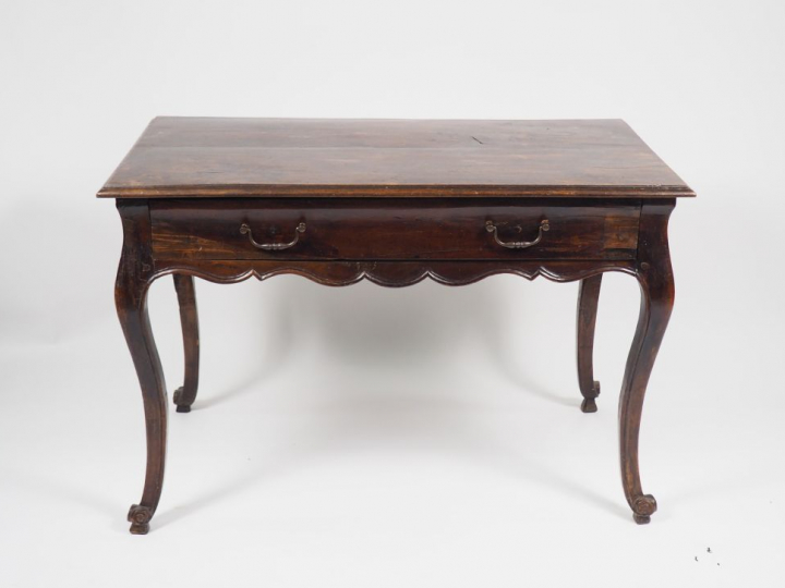 Table rustique Régence en bois naturel teinté, ouvrant à un tiroir en 