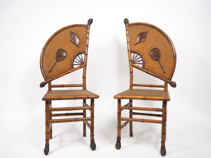 Paire de chaises Napoléon III de style Extrême Orient en bois sculpté 