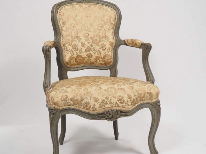 Fauteuil cabriolet Louis XV en bois sculpté et relaqué gris.