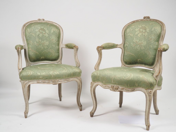 Paire de fauteuils cabriolet Louis XV en bois mouluré relaqué gris, sc