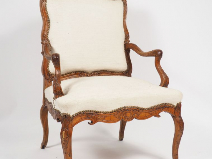 Grand fauteuil à dos plat Louis XV en ormeau mouluré et sculpté, à déc