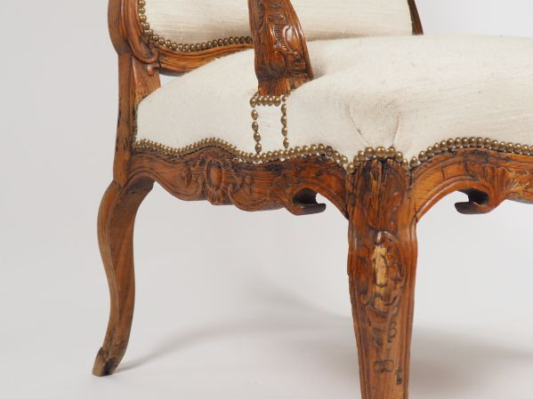 Grand fauteuil à dos plat Louis XV en ormeau mouluré et sculpté, à déc